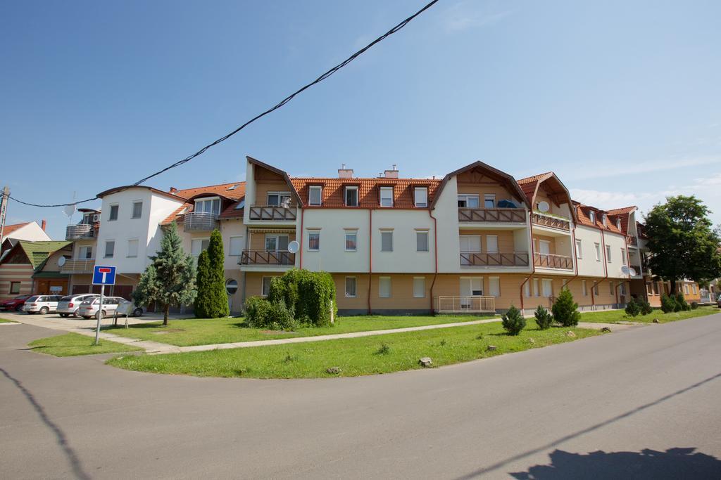 Zoli Apartmanok-Maya Koelcsey 34-36 Hajduszoboszlo Bagian luar foto